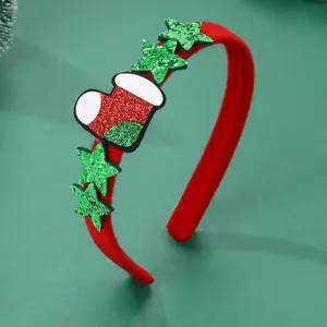 Dettaglio di un cerchietto natalizio in velluto rosso con stelle glitterate e calza di paillettes