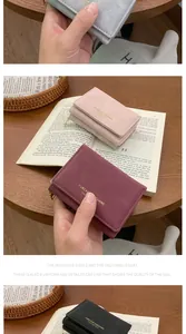 Détails du portefeuille en velours à trois volets avec texture mate et lettres dorées