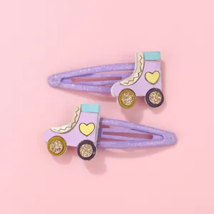 Primer plano de pinzas para el pelo con patines de purpurina morada para niñas