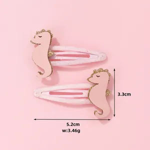Vue détaillée des pinces à cheveux hippocampe rose avec paillettes et dimensions