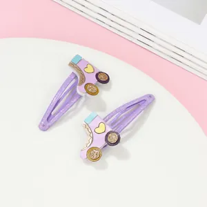 Detalle de pinzas moradas con patines de ruedas, corazones amarillos y ruedas doradas brillantes