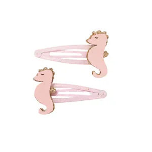 Détail de barrettes hippocampe roses pour enfants avec paillettes dorées et design mignon