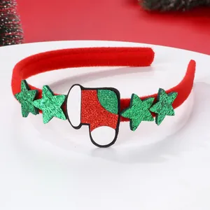 Dettaglio del cerchietto natalizio in velluto rosso con stelle glitterate e decoro a calza