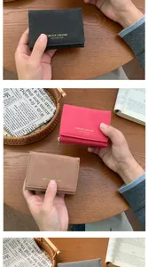 Détails de la conception à trois volets et du lettrage doré sur le portefeuille pour femmes