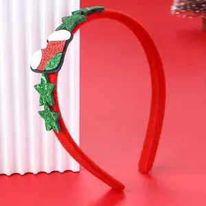 Dettaglio del cerchietto natalizio in peluche rosso con stelle glitterate e calza mini