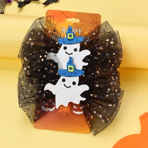Detail einer Halloween-Haarschleife mit Glitzer-Geistern und Netzband auf Karte