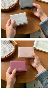 Petit portefeuille trois volets en velours pour femme en gris, rose et bordeaux