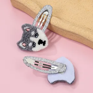 Détail d'une barrette husky brodée à la main avec yeux bleus sur support rose élégant