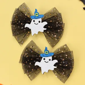 Detail von Halloween-Haarspangen mit Geisterfiguren auf schwarzen Netzschleifen mit Goldsternen