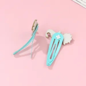 Détail de pinces à cheveux dinosaures bleu ciel pour filles avec finition mate et clip BB