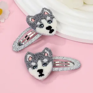 Détail de deux pinces à cheveux husky tricotées à la main avec motifs mignons en laine