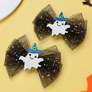 Detail von Halloween-Haarspangen mit schwarzen Tüllschleifen und glitzernden Geistern