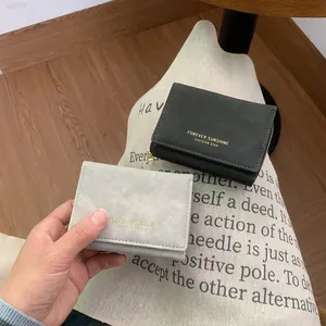 Portefeuille triple épaisseur en velours pour femme avec texte doré et zip métallique