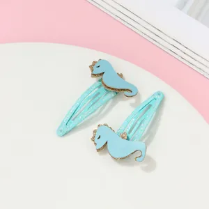 Détail de barrettes hippocampe bleu pour enfants avec paillettes et contours dorés