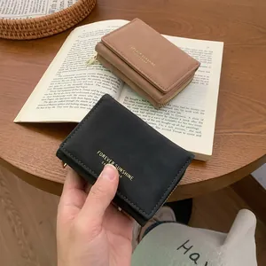 Portefeuille femme minimaliste à trois volets en similicuir noir et kaki avec lettrage doré