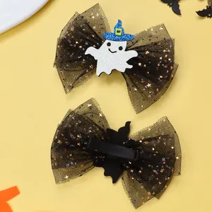 Detail von Halloween Schleifen-Haarspangen mit schwarzem Netz und kleinen Geist-Motiven