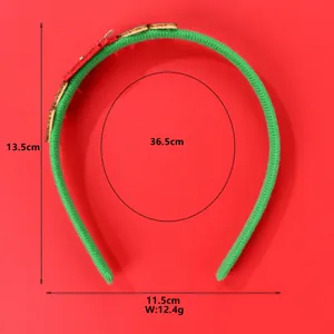 Vista dettagliata del cerchietto natalizio con altezza 13,5 cm e circonferenza 36,5 cm