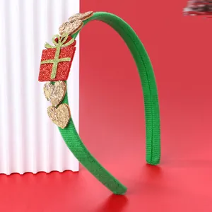 Dettaglio cerchietto natalizio verde con scatola regalo glitter rossa e paillettes a cuore