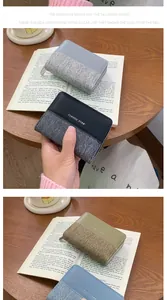 Dettaglio di portafogli corti multimateriale con patchwork in pelle e cerniera lampo