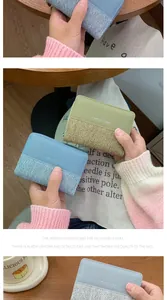 Primo piano di un portafoglio bicolore in pelle PU con elegante design cucito