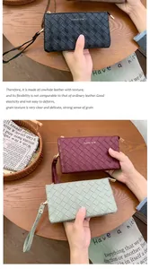 Dettaglio di pochette in pelle intrecciata con cerniere dorate in tre colori diversi