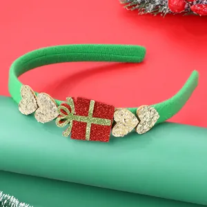 Dettaglio del cerchietto natalizio verde con cuori dorati e regali glitterati rossi