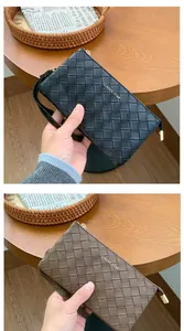 Dettaglio della trama in pelle intrecciata su pochette da polso nere e marroni con cerniere
