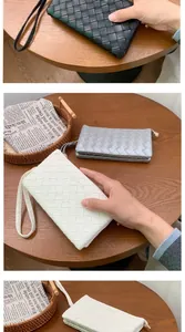 Dettaglio di pochette intrecciate con cerniera nei colori bianco, argento e verde scuro