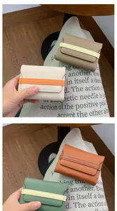 Dettaglio di porta carte in pelle martellata in varie combinazioni di colori e cinturini