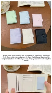 Dettaglio del portafoglio a tre ante con orsetto goffrato e scomparti multipli per carte