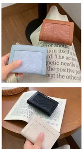 Dettaglio della trama intrecciata e della zip sui portafogli minimalisti in vari colori