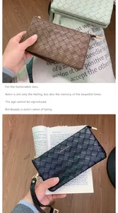 Dettaglio di pochette in pelle intrecciata nei colori marrone, nero e verde