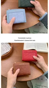 Dettaglio di portafogli corti minimalisti intrecciati con tasca a zip in vari colori