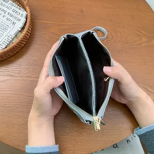 Pochette trapuntata azzurra con doppi scomparti con cerniera e tasche per carte