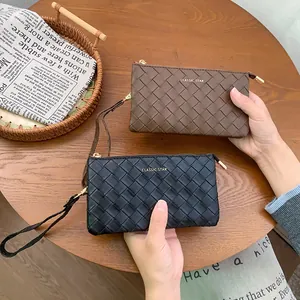 Pochette intrecciate in pelle PU marrone e nera con cerniera dorata e cinturino a mano