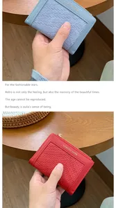Dettaglio di portafogli corti in pelle intrecciata blu e rossa con scritta oro