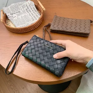 Portafoglio classico in pelle intrecciata nera e marrone con logo dorato e cinturino