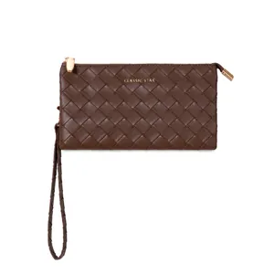Pochette da polso in pelle intrecciata marrone con cerniera dorata e design elegante