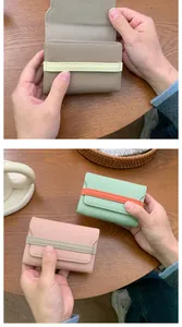 Dettaglio di porta carte in pelle a fisarmonica con elastici a contrasto colorati