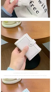 Dettaglio del portafoglio in pelle PU bianca con orsetto a rilievo e multi-slot carte