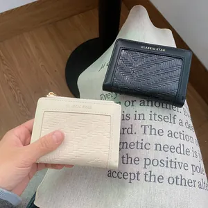 Portafoglio da donna intrecciato in beige e nero con logo dorato stile minimal