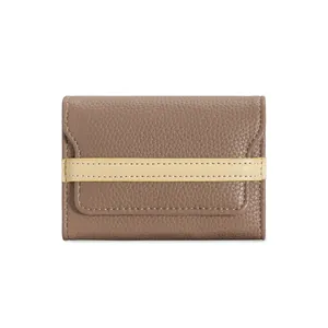 Portacarte a fisarmonica sottile in pelle taupe martellata con cinturino beige e patta