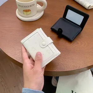 Mini portafoglio minimalista a tre ante da donna con simpatico orsetto a rilievo e chiusura a scatto