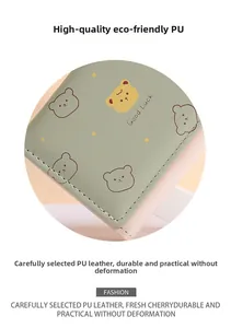 Detalle de billetera de cuero PU ecológico con diseño de oso y costura de precisión