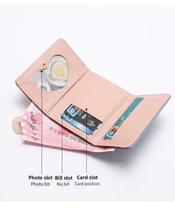 Diseño interior de billetera rosa con ranuras para tarjetas y ventana para fotos