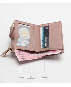 Dettaglio del portafoglio in pelle rosa con fessure per carte e zip dorata