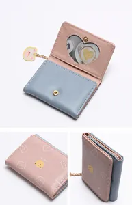 Detalle de billetera de cuero PU rosa con dibujos de osos y ranura de corazón