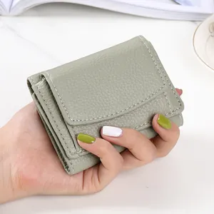 Portafoglio donna minimalista grigio chiaro in pelle con design compatto a tre ante e stile
