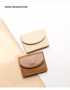Detalle de tarjeteros minimalistas crema y caramelo con costuras de alta precisión