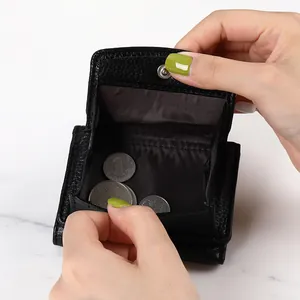 Portafoglio nero minimalista in pelle con tasca portamonete e chiusura a pressione